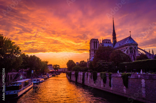atemberaubender-rosa-sonnenuntergang-uber-paris