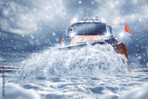 professioneller-schneepflug-auf-der-strase