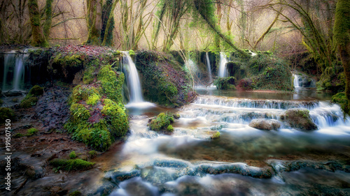 strumien-biegnie-przez-las-tworzac-wiele-malych-wodospadow-i-naturalnych-basenow-wypelnionych-woda-naturalna-scena-odzwierciedla-spokojna-niemal-idylliczna-atmosfere