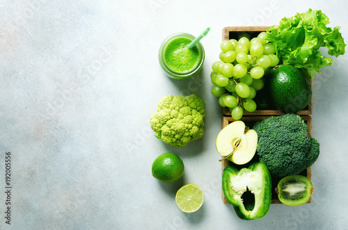 gruner-smoothie-im-glasgefas-mit-frischem-organischem-grunem-gemuse-und-fruchten-auf-grauem-hintergrund-fruhlingsdiat-gesunder-roher-vegetarier-konzept-des-strengen-vegetariers-detoxfruhstuck-alkalisches-sauberes-essen-kopieren-sie-platz