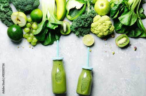 gruner-smoothie-im-glasgefas-mit-frischem-organischem-grunem-gemuse-und-fruchten-auf-grauem-hintergrund-fruhlingsdiat-gesunder-roher-vegetarier-konzept-des-strengen-vegetariers-detoxfruhstuck-alkalisches-sauberes-essen-kopieren-sie-platz