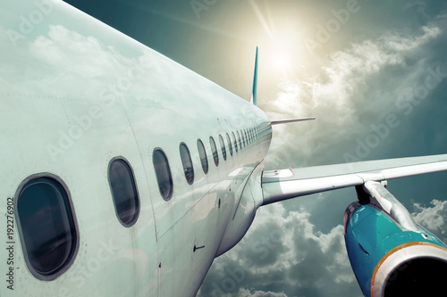 flugzeug-am-fliegen-unter-himmel-mit-wolken