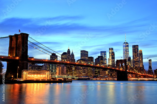 new-york-city-manhattan-im-stadtzentrum-gelegen-mit-brooklyn-brucke-an-der-dammerung