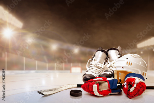 sportovni-vybaveni-prilba-puk-brusle-hokej-sport-plakat