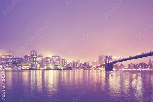 kolor-tonujacy-obrazek-manhattan-przy-mglowa-noca-miasto-nowy-jork-usa