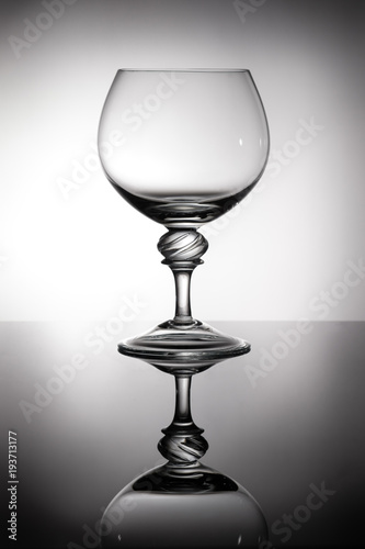 szklo-brandy-w-podswietlenie-z-refleksji