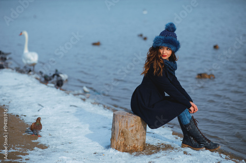 portrait-d-39-une-belle-jeune-femme-sur-une-journee-d-39-hiver