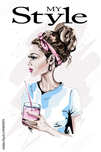 moda-kobieta-ze-szklanka-soku-recznie-rysowane-portret-pieknej-kobiety-naszkicowac