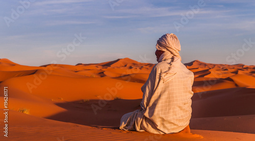 Berber beim Gebet in der Sahara bei Sonnenuntergang; Marokko © majonit