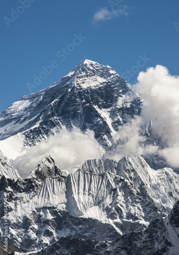 szczyt-everest-schwytany-z-szczytu-gokyo-ri-w-hima