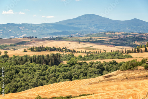 tuscany-krajobraz-w-lecie-po-zniwa-wlochy