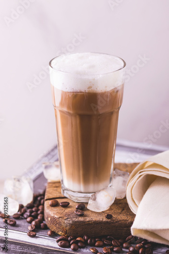 kawa-mrozona-w-szklankach-z-mlekiem-czarne-tlo