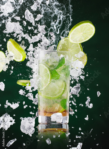 swiezy-napoj-mojito-z-plynnym-pluskiem-i-kruszonym-lodem