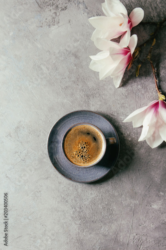 blekitna-filizanka-czarna-kawy-espresso-kawa-i-wiosna-kwitnie