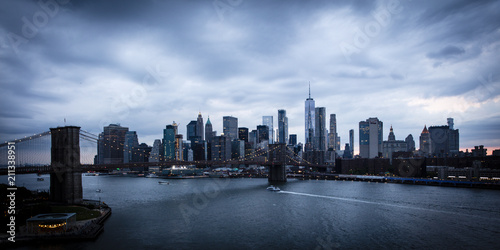 czerwiec-2-2018-r-new-york-new-york-usa-nowy-jork-i-east-river-przedstawiaja-brooklyn-bridge-i-manhatten-skyline-widziane-z-queens