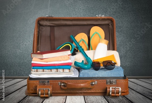 vintage-suitcase-isolated-on-background