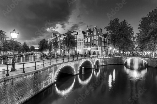 piekny-widok-na-slynny-swiatowego-dziedzictwa-unesco-kanalow-w-amsterdamie-w-holandii-w-czerni-i-bieli-keizersgracht-kanal-cesarski