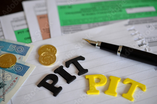 Formularze PIT, pióro i pieniądze © Pio Si