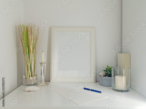 Interior Ecke Wohnzimmer mit Schreibtisch und Platz für Ihre Bilder © Wilm Ihlenfeld