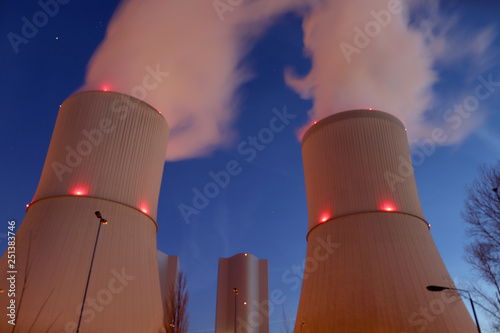 Kraftwerk bei Nacht 2 Kühltürme © mardroid