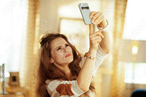 unhappy housewife having wifi low signal issue on smartphone © Alliance