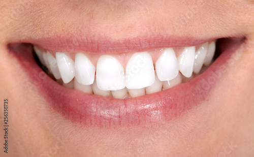 woman smile and teeth © Kurhan