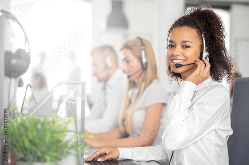 Call center worker accompanied by her team. © REDPIXEL