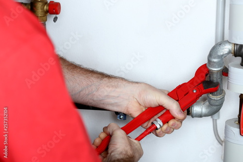 Rohrleitung reparieren © rupbilder