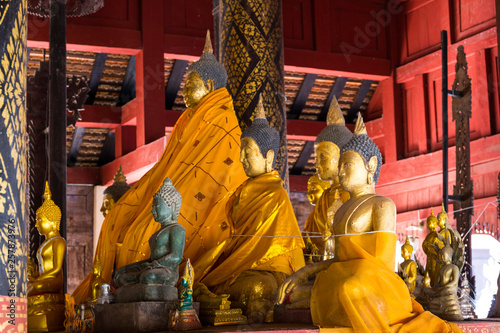 Alte Buddhafiguren im Tempel © thosti57