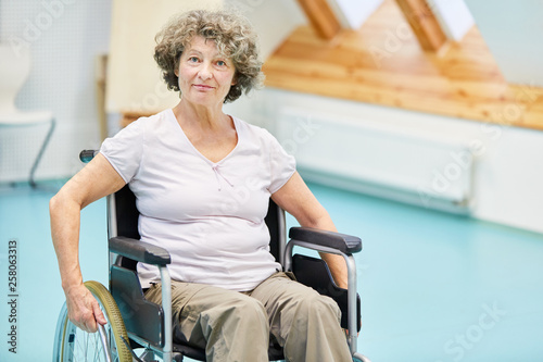 Senior Frau im Rollstuhl nach einem Schlaganfall © Robert Kneschke