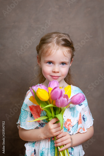 little girl holding tulips © Ramona Heim