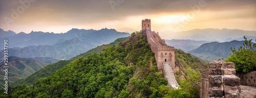 Große Mauer in China Panorama bei Sonnenuntergang © eyetronic