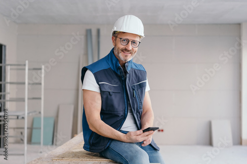 Confident friendly builder or engineer © contrastwerkstatt