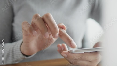 Asian woman hand are using a smartphone © sorrapongs