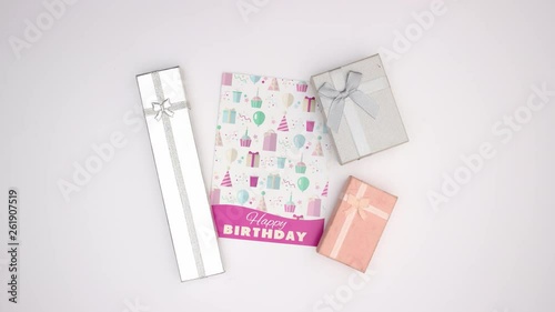 Birthday card and presents on white background - Stop motion © bip