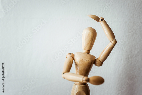 Mannequin en bois articulé, modèle pour dessiner le corps humain © PicsArt
